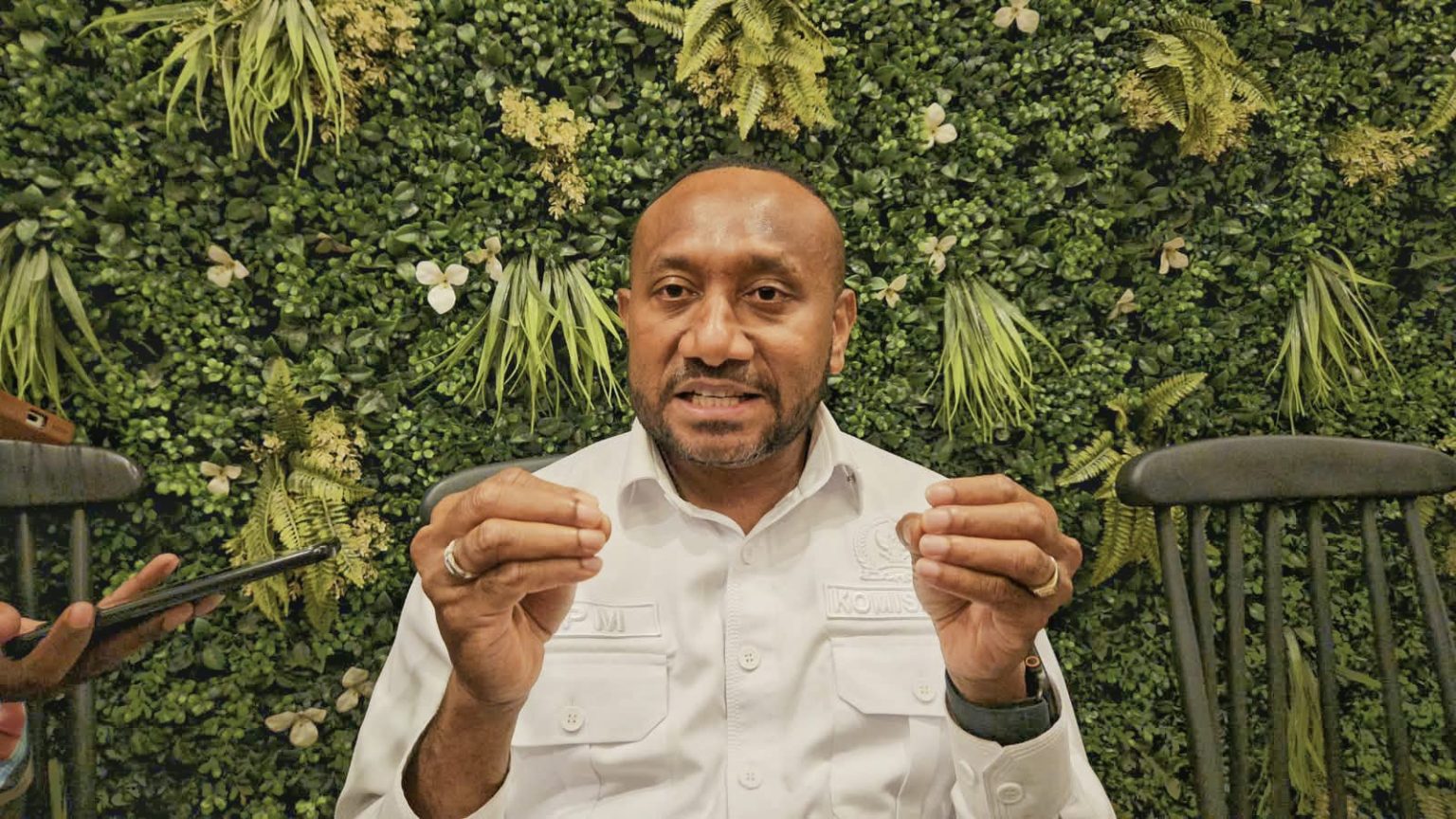 Yan Permenas Mandenas  Anggota Komisi XIII DPR RI, Saat di Wawancarai Terkait pembentukan Papua Utara yang akan di sahkan Pada Tahun 2027. (Foto: Cornelia Mudumi)