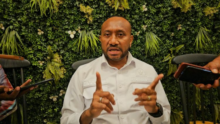 Yan Permenas Mandenas  Anggota Komisi XIII DPR RI, Saat di Wawancarai Terkait pembentukan Papua Utara yang akan di sahkan Pada Tahun 2027. (Foto: Cornelia Mudumi)