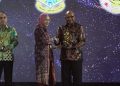 Bupati Puncak Raih Penghargaan Daerah Peduli Layanan Publik dan Keterbukaan Informasi pada HUT ke-15 KompasTV