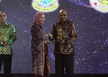 Bupati Puncak Raih Penghargaan Daerah Peduli Layanan Publik dan Keterbukaan Informasi pada HUT ke-15 KompasTV