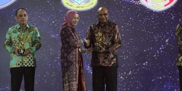 Bupati Puncak Raih Penghargaan Daerah Peduli Layanan Publik dan Keterbukaan Informasi pada HUT ke-15 KompasTV