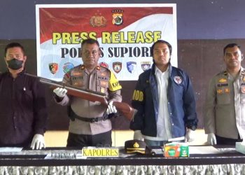 Warga Sipil di Supiori Serahkan 1 Unit Senpi Rakitan dan Puluhan Amunisi