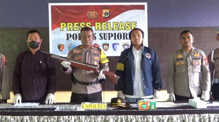 Warga Sipil di Supiori Serahkan 1 Unit Senpi Rakitan dan Puluhan Amunisi