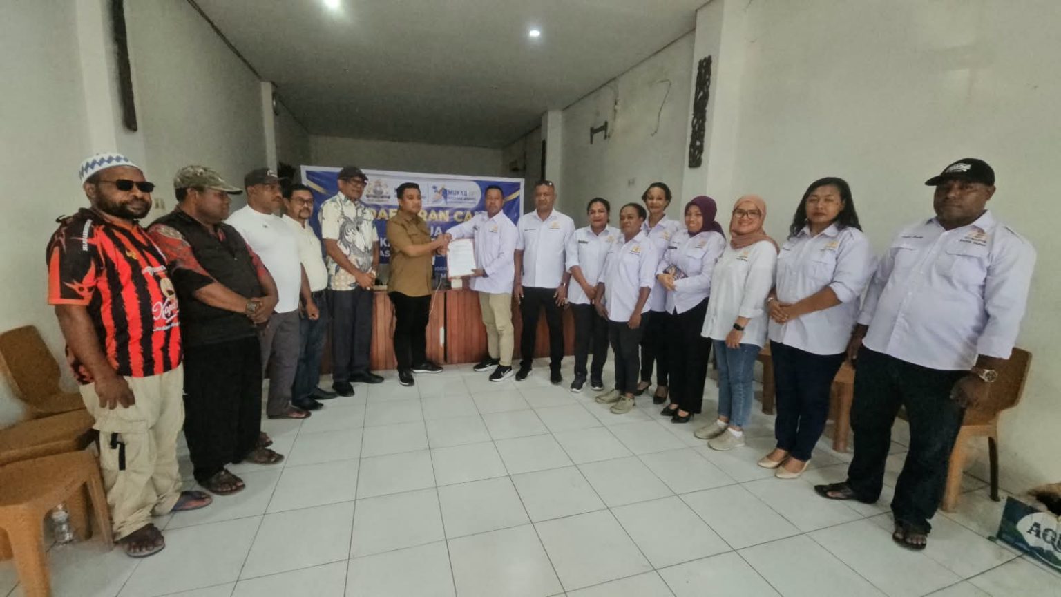 Arius Raymond Sabono Calon Ketua KADIN Kabupaten Jayapura bersama Tim telah mengembalikan Formulir Pendaftaran di sekertariat KADIN, di Sentani, Sabtu (12/9/2026). (Foto: Istimewa)