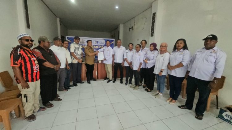 Arius Raymond Sabono Calon Ketua KADIN Kabupaten Jayapura bersama Tim telah mengembalikan Formulir Pendaftaran di sekertariat KADIN, di Sentani, Sabtu (12/9/2026). (Foto: Istimewa)