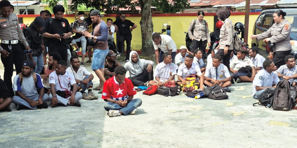 Pelajar saat diamankan jajaran Polres Jayapura saat diduga hendak mengikuti aksi Solidaritas Pelajar West Papua. (Foto: Istimewa)