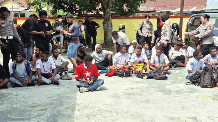 Pelajar saat diamankan jajaran Polres Jayapura saat diduga hendak mengikuti aksi Solidaritas Pelajar West Papua. (Foto: Istimewa)
