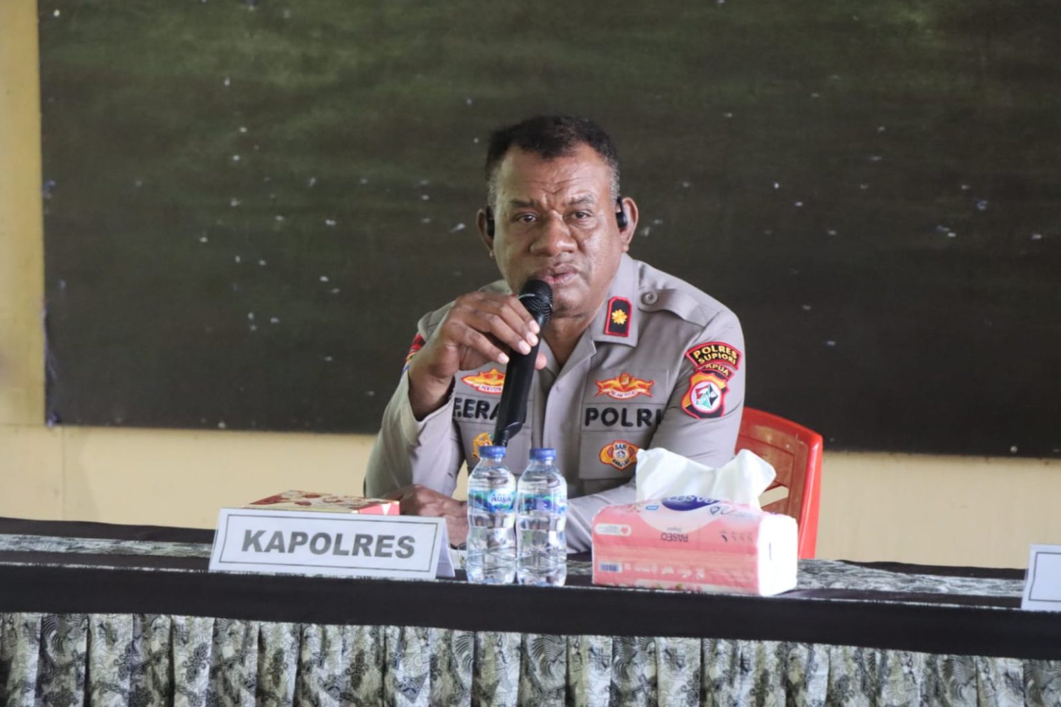 Kapolres Supiori, Kompol. Frits Joni Erari, saat berada di aula mapolres Supiori. (Foto: Istimewa)