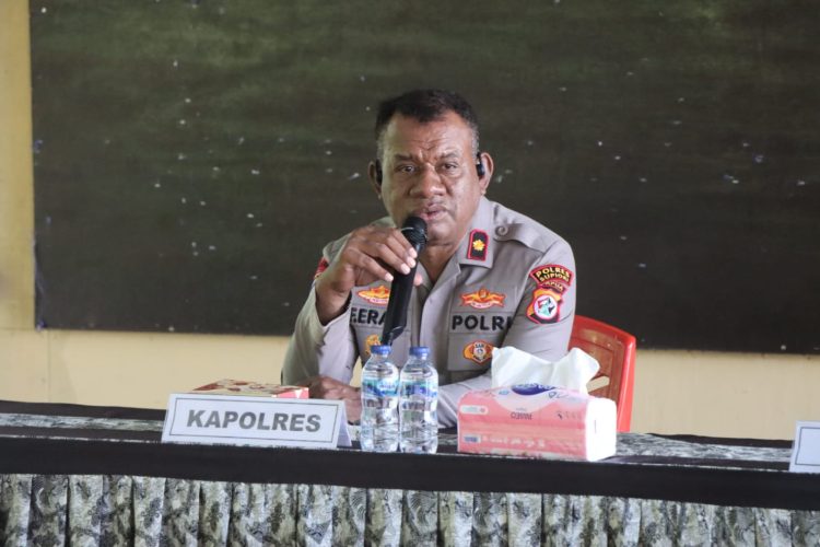 Kapolres Supiori, Kompol. Frits Joni Erari, saat berada di aula mapolres Supiori. (Foto: Istimewa)