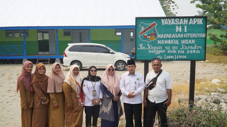Tim dari Bidang Pendidikan Islam (Pendis) Kanwil Kemenag Papua melaksanakan monitoring PHTC Revitalisasi Madrasah di Kabupaten Nabire. (Foto: Istimewa)
