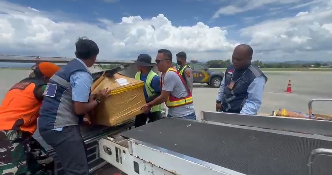 Polri Kawal Pemulangan Jenazah Aris Sanda hingga Keberangkatan dari Sentani. (Foto: Istimewa)