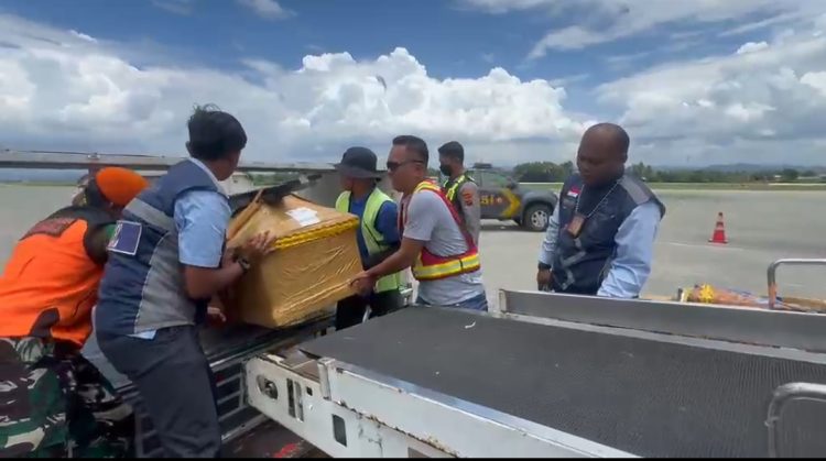 Polri Kawal Pemulangan Jenazah Aris Sanda hingga Keberangkatan dari Sentani. (Foto: Istimewa)
