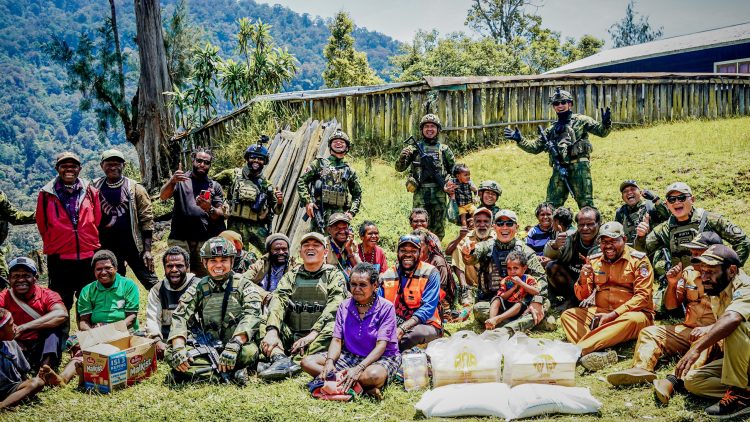 Bupati Intan Jaya dan TNI Sambangi Ugimba, Warga Titip Harapan Pembangunan. (Foto: Istimewa)