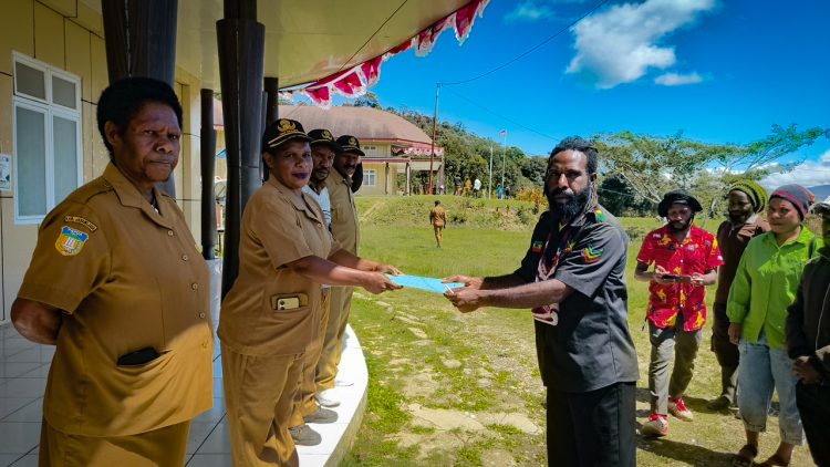 Ketua Korlap, Jimmy Kogoya, ST., saat menyerahkan Surat Pernyataan dan Tuntutan kepada Staf BKPSDM Kabupaten Tolikara. (Foto: KJ Kogoya)