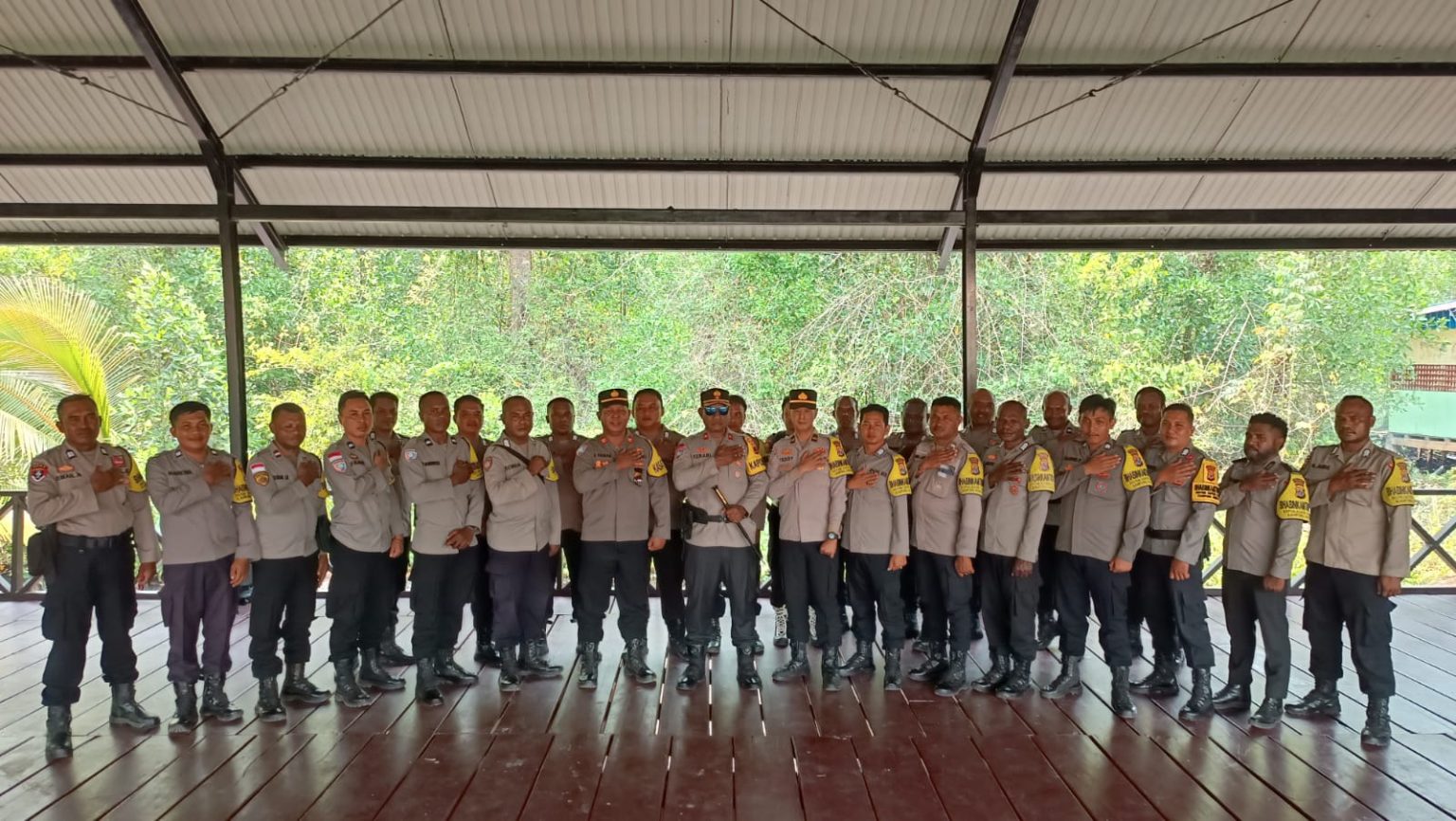 Seluruh anggota Bhabinkamtibmas Polres Supiori foto bersama Kapolres Supiori, Kompol. Frits Joni Erari di mako polres Supiori, Papua. (Foto: Istimewa)