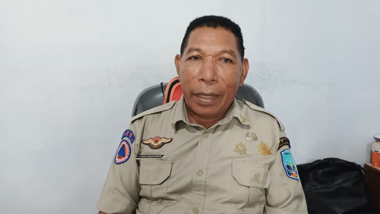 Kepala BPBD Supiori, Lukas Mansawan saat diwawancarai. (Foto: Istimewa)