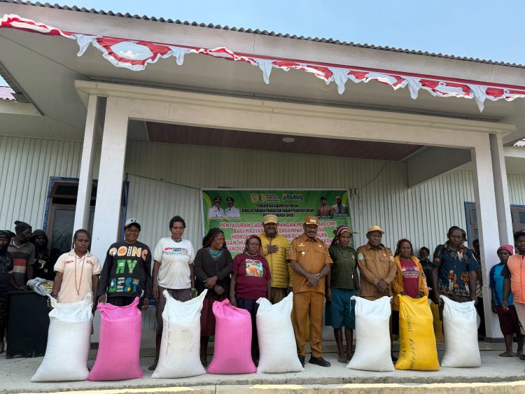 Wakil Bupati Puncak Naftali Akawal didampingi Asisten I Sekda Puncak Elkana Waropen dan Kepala Dinas Ketahanan Pangan Otto Alom, menyalurkan bantuan beras bagi masyarakat di tujuh Distrik yang terdampak bencana hidrometrologi atau El Nino. (Foto: Istimewa)