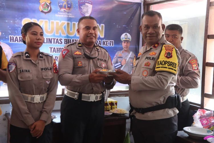 Perayaan hari jadi Sat Lantas ini ditandai dengan pemotongan tumpeng oleh kapolres Supiori bersama Kasat Lantas Supiori. (Foto: Istimewa)