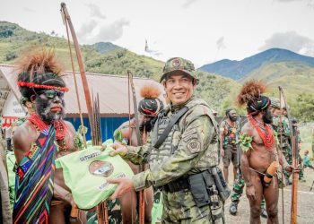 Menyapa Masyarakat Tingginambut, Pangkoops TNI Habema: Kedamaian Tumbuh Ketika Kampung Hidup