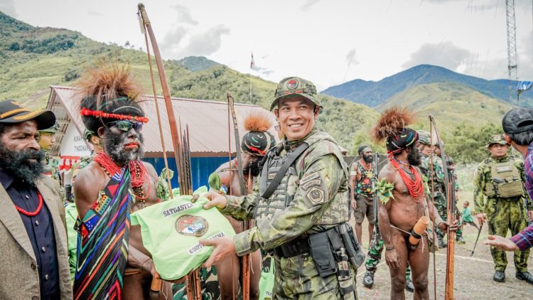 Pangkoops TNI Habema Brigjen TNI Riyanto kembali menyapa masyarakat Distrik Tingginambut. (Foto: Istimewa)