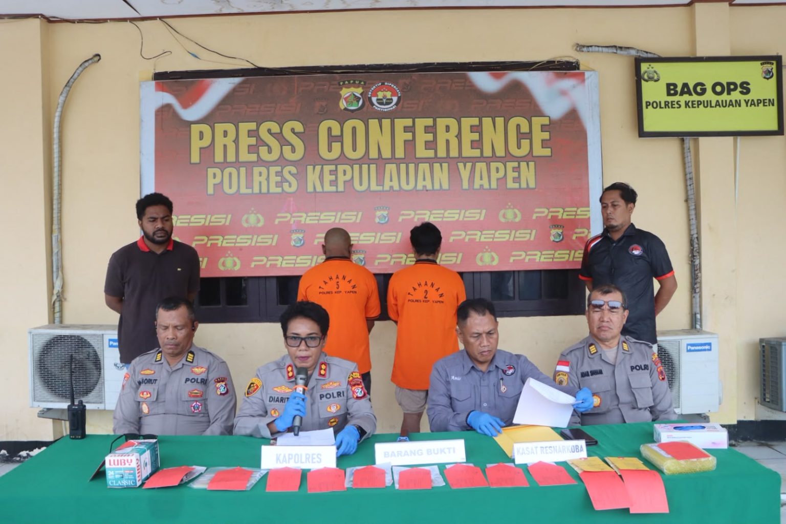 Pengungkapan kasus tersebut disampaikan dalam konferensi pers yang dipimpin Kapolres Kepulauan Yapen AKBP Diaritz Felle. (Foto: Istimewa)