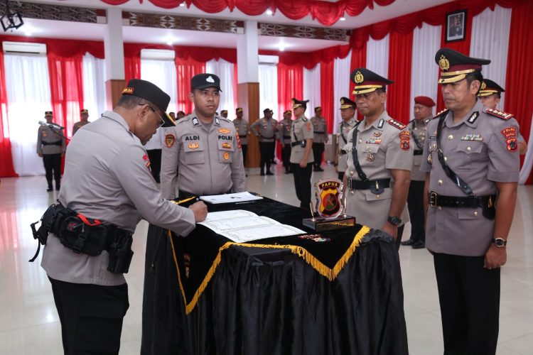 Kapolda Papua Irjen Pol. Patrige R. Renwarin, memimpin upacara serah terima jabatan (sertijab). Foto: Istimewa