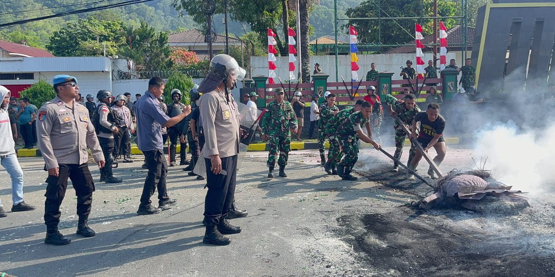 Kericuhan Saat Penurunan Bintang Kejora di USTJ, Polisi Imbau Massa Tak Terprovokasi. (Foto: Istimewa)