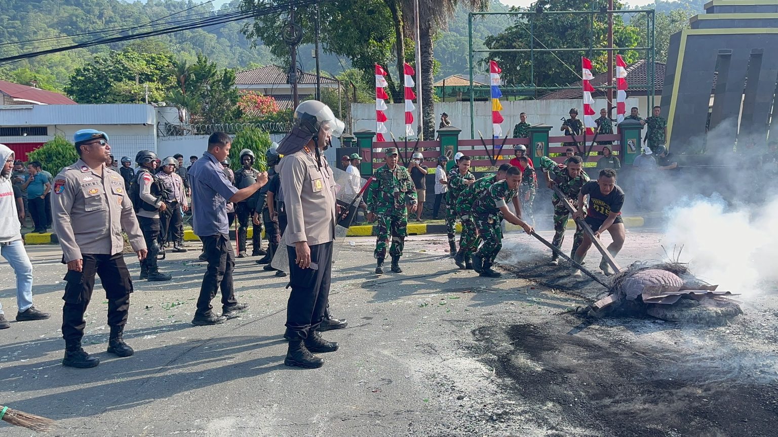 Kericuhan Saat Penurunan Bintang Kejora di USTJ, Polisi Imbau Massa Tak Terprovokasi. (Foto: Istimewa)