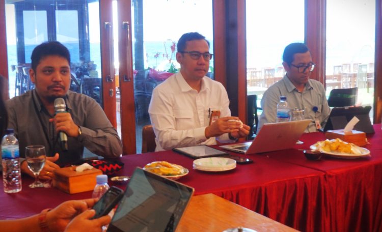 Kepala Bagian Pengawasan LJK OJK Provinsi Papua, Bapak Yosua Rinaldy (kiri), Kepala OJK Provinsi Papua, Bapak Fatwa Aulia (tengah), Kepala Bagian Pengawasan Perilaku PUJK, Edukasi, Pelindungan Konsumen dan Layanan Manajemen Strategis OJK Provinsi Papua, Bapak Viktorinus Donny Vika Permana (kanan), dalam kegiatan Bincang Bareng Media di Kota Jayapura. (Foto: Darul Muttaqin)