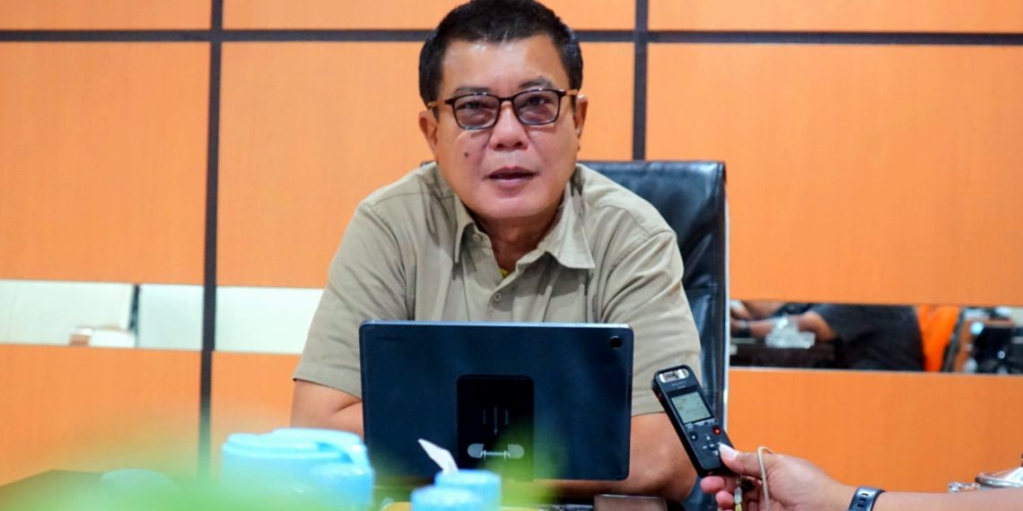 Pemimpin Perum Bulog Kantor Wilayah Provinsi Papua, Chaerul Mazhar saat diwawancarai di ruang kerjanya, Rabu (7/10/2026). Foto: Darul Muttaqin