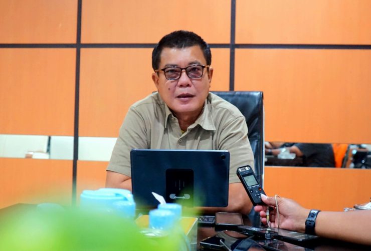Pemimpin Perum Bulog Kantor Wilayah Provinsi Papua, Chaerul Mazhar saat diwawancarai di ruang kerjanya, Rabu (7/10/2026). Foto: Darul Muttaqin