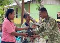 Peringati HUT TNI, Yonif TP 859/ RBK Laksanakan Baksos Bagi Sembako Kepada Masyarakat Supiori