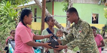 Peringati HUT TNI, Yonif TP 859/ RBK Laksanakan Baksos Bagi Sembako Kepada Masyarakat Supiori
