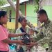 Peringati HUT TNI, Yonif TP 859/ RBK Laksanakan Baksos Bagi Sembako Kepada Masyarakat Supiori