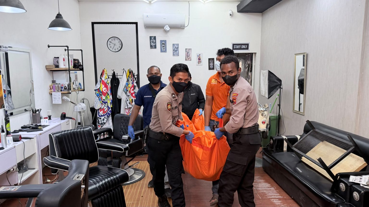 Polisi Selidiki Penemuan Pria Meninggal di Barbershop TWELVE, Doyo Baru. (Foto: Istimewa)