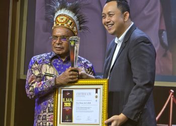 Elvis Tabuni Raih Penghargaan Nasional atas Kepemimpinan dalam Mitigasi Geo-Iklim