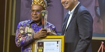 Elvis Tabuni Raih Penghargaan Nasional atas Kepemimpinan dalam Mitigasi Geo-Iklim