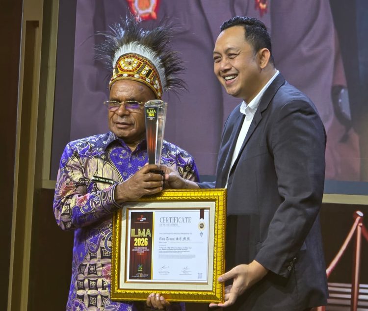 Bupati Puncak Dapat Penghargaan atas Kepemimpinan dalam Menghadapi Tantangan Geo-Iklim. (Foto: Istimewa)