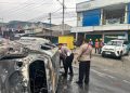 Terios Tabrak Pembatas Jalan, Terbalik dan Terbakar di Pos 7 Sentani