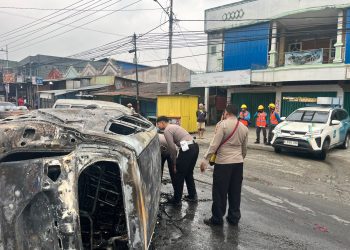 Terios Tabrak Pembatas Jalan, Terbalik dan Terbakar di Pos 7 Sentani