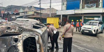 Terios Tabrak Pembatas Jalan, Terbalik dan Terbakar di Pos 7 Sentani