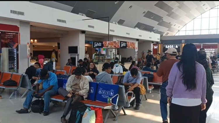 Penerbangan komersial, mengalami penundaan di Bandara Internasional Sentani, Kabupaten Jayapura. (Foto: Cornelia Mudumi)