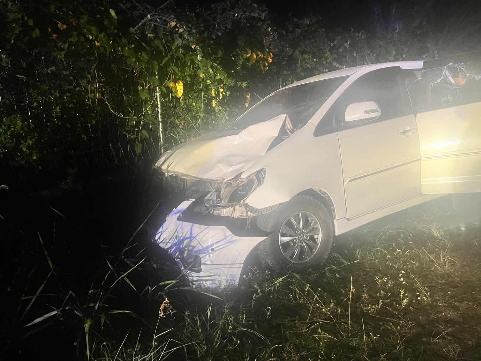 Kecelakaan lalu lintas yang melibatkan mobil Toyota Kijang Innova dan sepeda motor Honda Beat Street. (Foto: Istimewa)