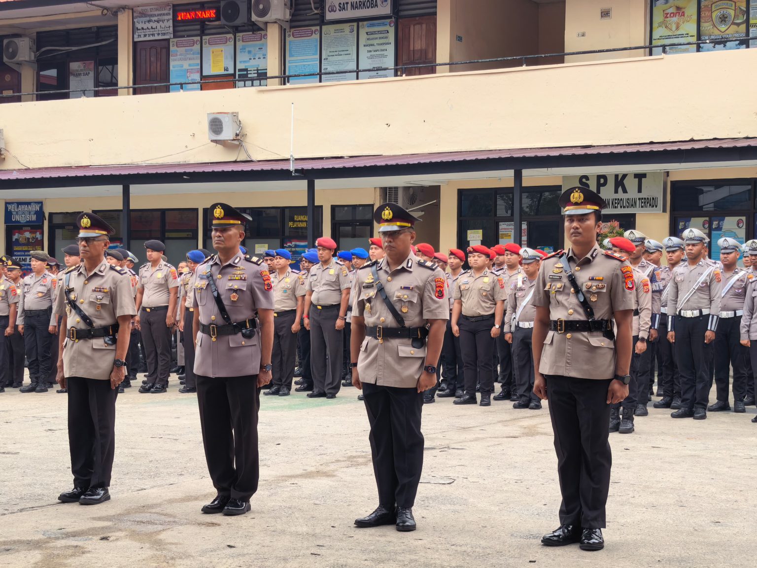 Kapolresta Jayapura Kota Kombes Pol Fredrickus W. A. Maclarimboen, memimpin upacara serah terima jabatan. (Foto: Istimewa)