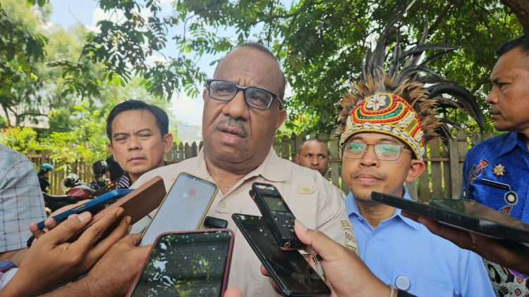 Asisten I Bidang Pemerintahan dan Kesejahteraan Rakyat Setda Provinsi Papua, Yohanes Walilo. (Foto: Cornelia Mudumi)