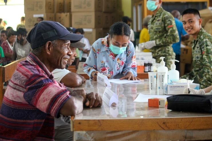 Suasana kegiatan Bazar & Pelayanan kesehatan gratis dalam rangka HUT TNI di Batalyon Yonif TP 859/RBK Supiori. (Foto: Istimewa)