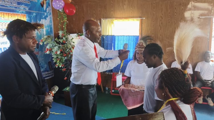 Suasana Penyamatan Tanda Peserta Konferensi Ke-I Klasis Longgoboma, oleh ketua GIDI Wilayah Toli, Pdt. Yeremias Wandik., S. Th. (Foto: Kosay J. Kogoya)