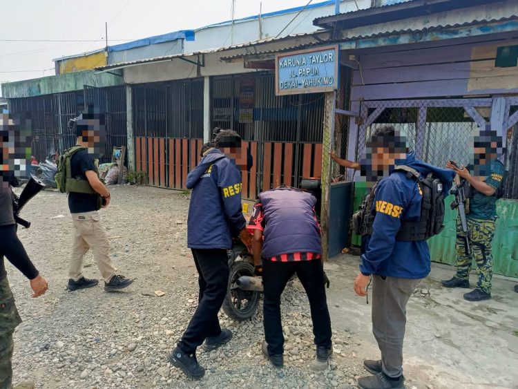 Satgas Damai Cartenz dan Polres Yahukimo Olah TKP Dua Kasus Kekerasan di Dekai. (Foto: Istimewa)