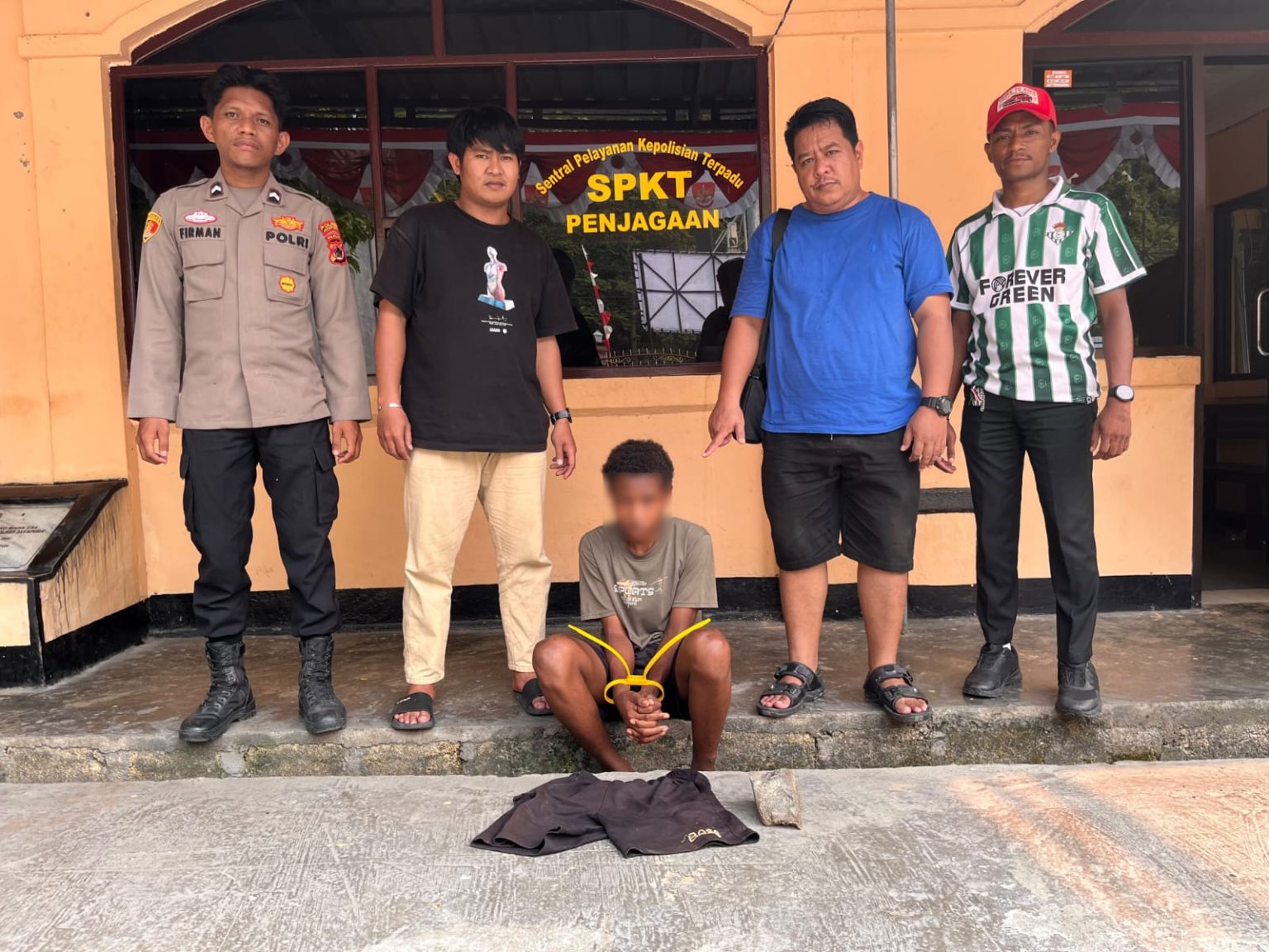 Remaja Terduga Pelaku Penyerangan Perempuan Ditangkap Polsek Sentani Timur. (Foto: Istimewa)