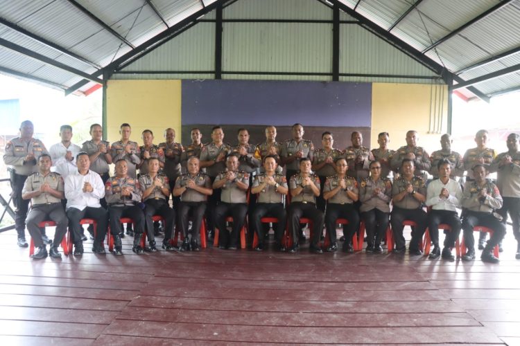 Foto bersama dala kegiatan Pelaksanaan 100 Hari Kerja Kapolri serta penguatan program Quick Wins Polri. (Foto: Istimewa)